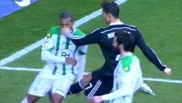 Video Cristiano Ronaldo Tendang dan Pukul Pemain Cordoba