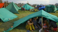 Warga Nepal Padati Lapangan Terbuka, Khawatir Gempa Susulan