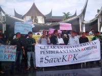 Rektor, Tokoh Masyarakat, dan Mahasiswa Sumbar Gelar Aksi Di Gubernuran