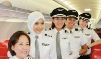 Meski seorang pilot, Noor Hafizah tetap berhijab