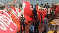 Pria Berseragam Militer Berpose Dekat Puing AirAsia Tuai Kritik Media luar